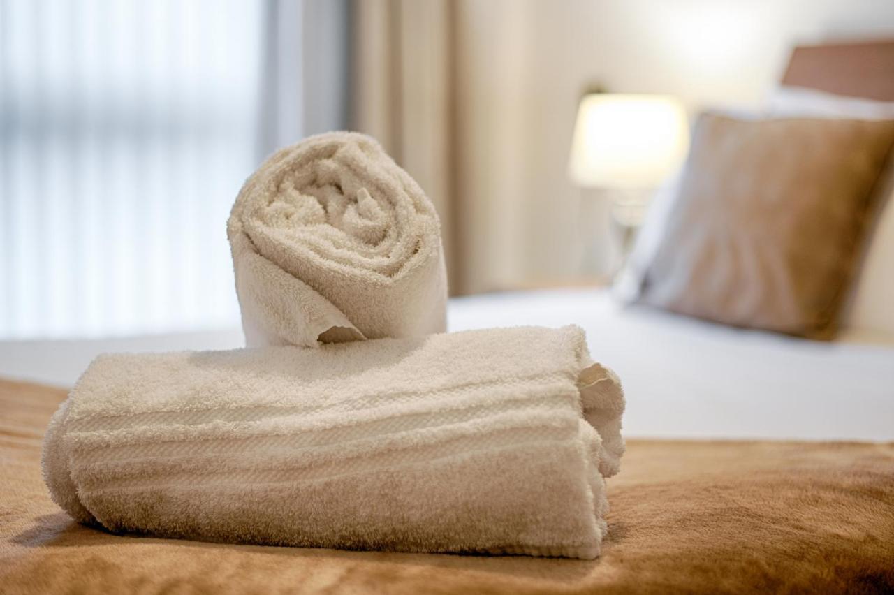 Royal Sovereign With Parking - Tv In Every Bedroom! * Swansea