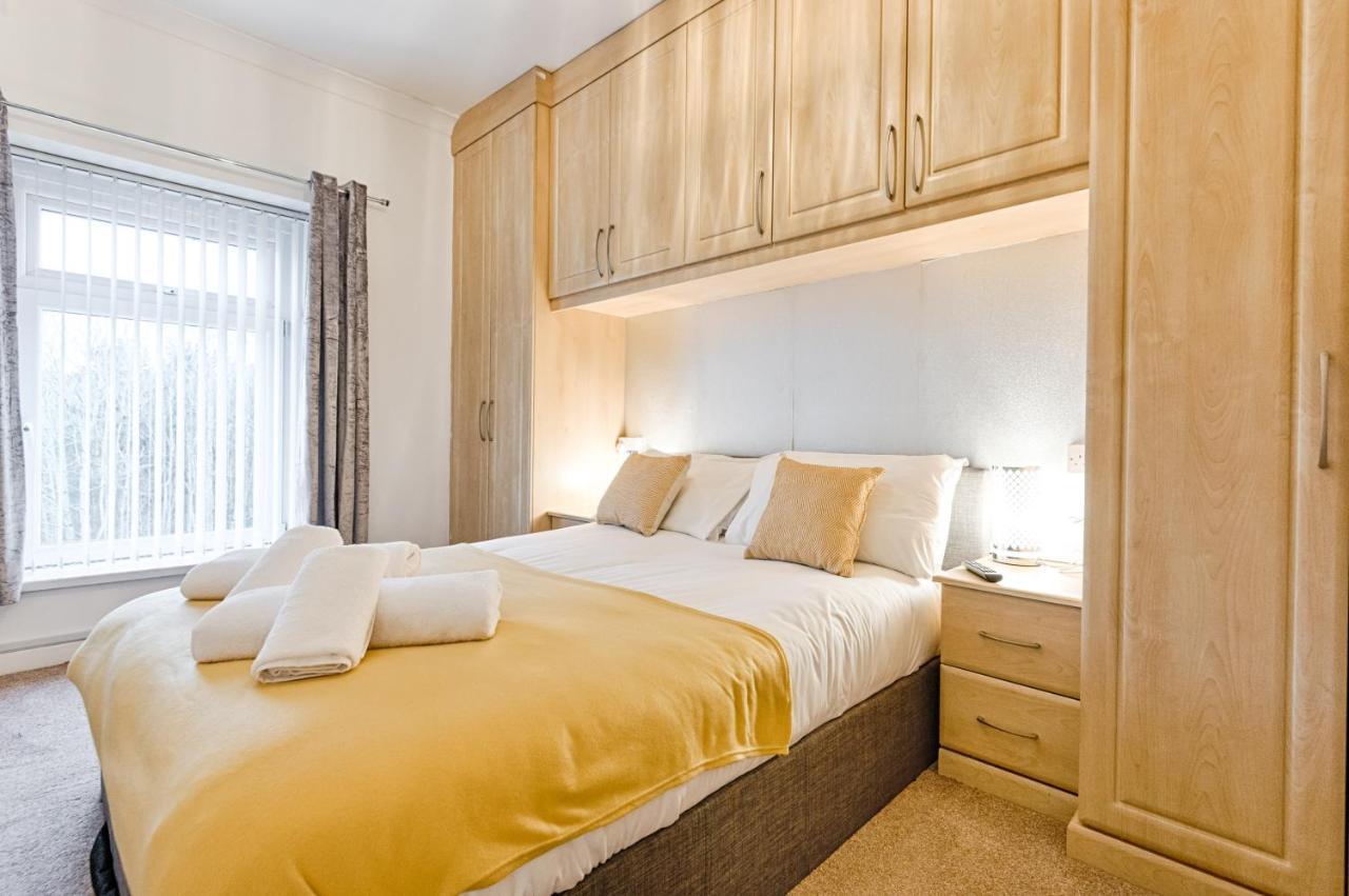 Apartment Huge 5 Bedroom Home, Off Road Parking, 3 Bathrooms