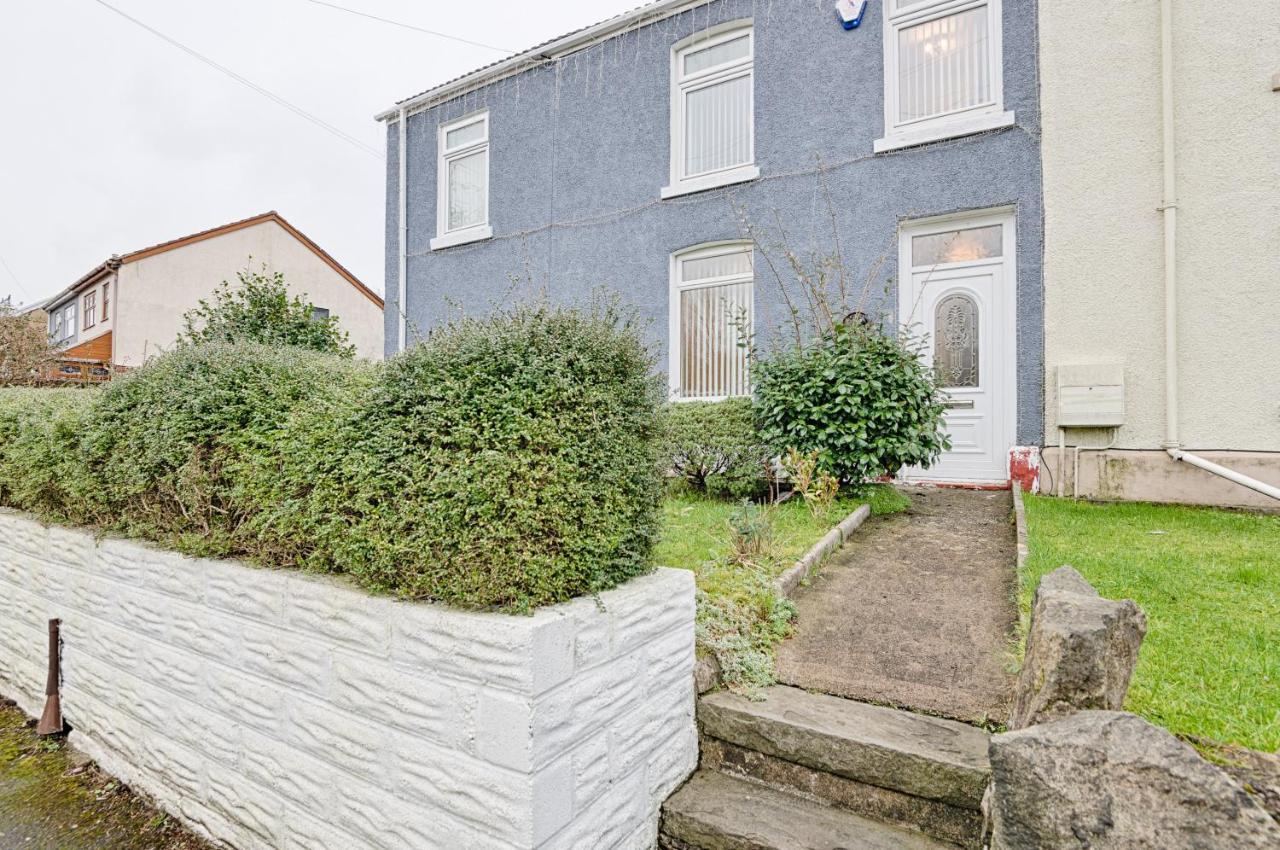Huge 5 Bedroom Home, Off Road Parking, 3 Bathrooms * Swansea