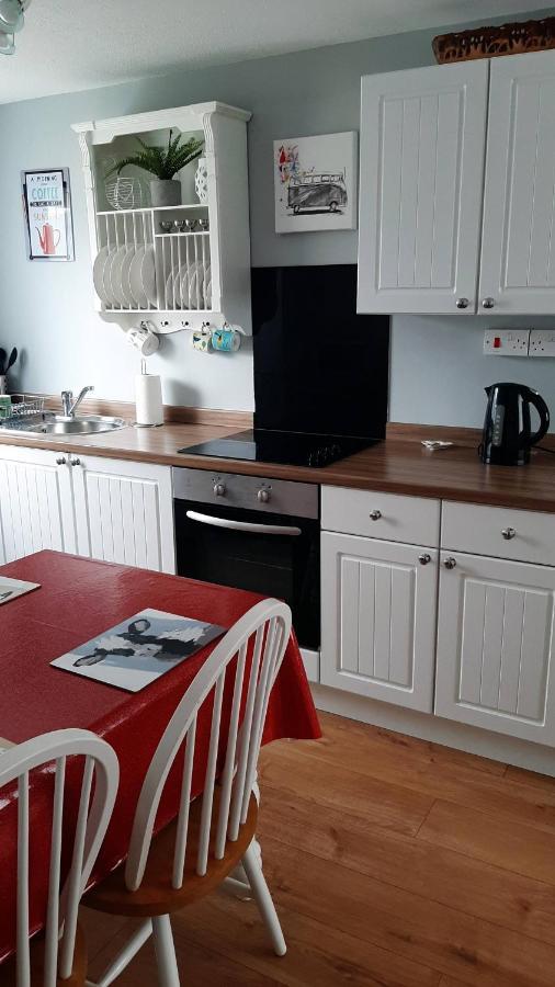 2 Bedroom To Yourself, Free Parking, Dogs Welcome Apartment *