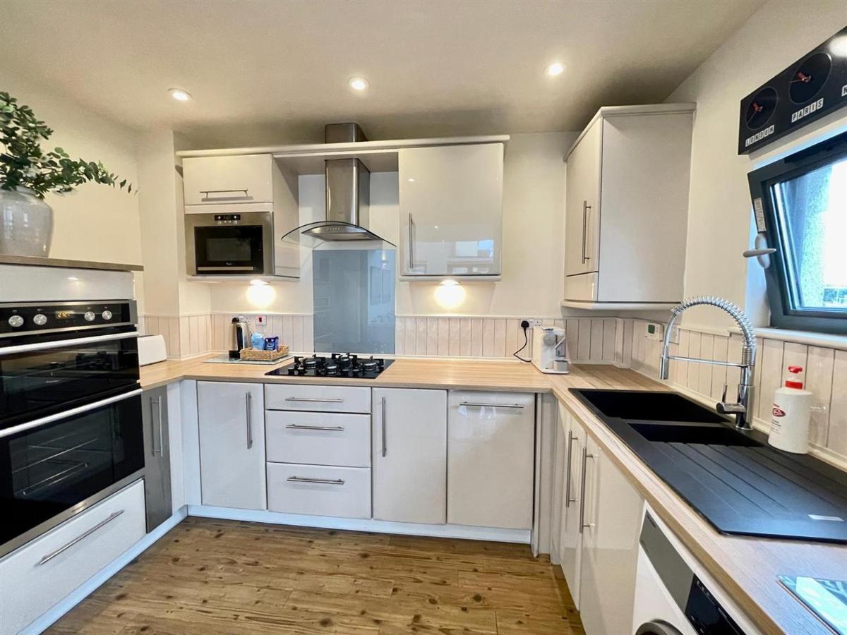 Penthouse Marina Centre 100m From Swansea