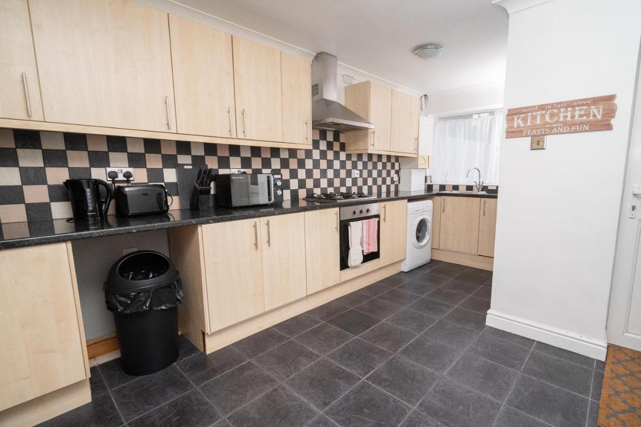 Business Friendly 3br - King Size Beds & Centrally Located Apartment