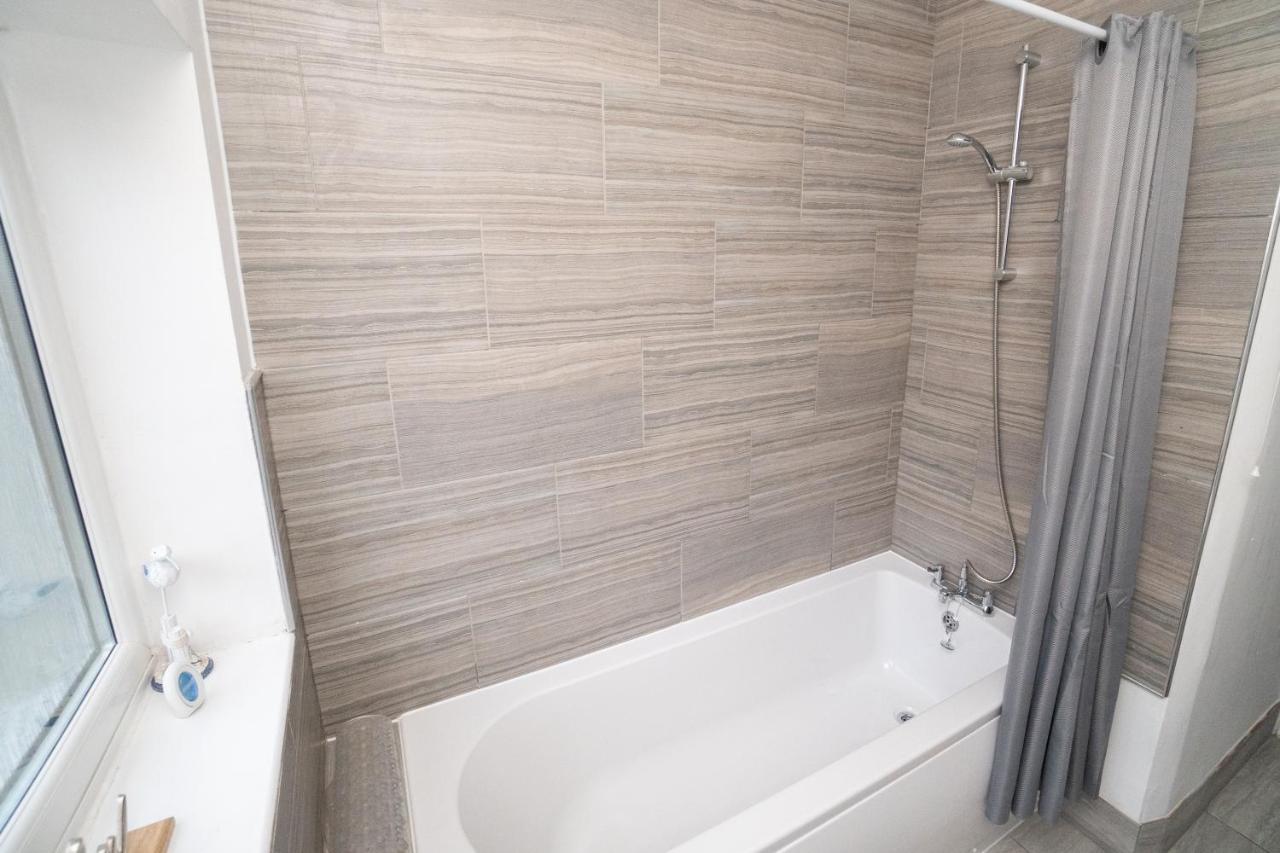 Business Friendly 3br - King Size Beds & Centrally Located Apartment *
