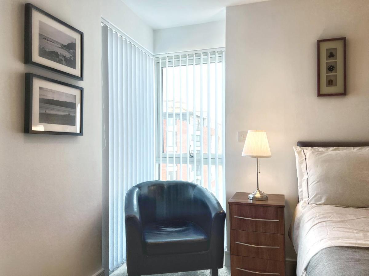 Elegant And Bright Seaside In Marina Swansea