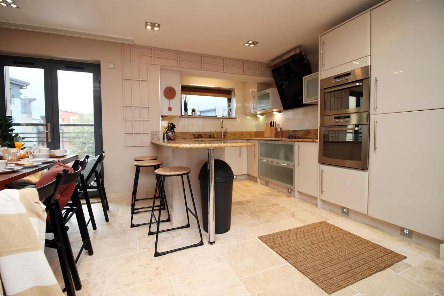 5 Bedroom | Luxury | Stunning Beachview * Swansea